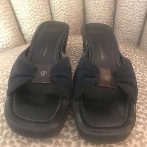 Donald Pliner Sandals in Black.